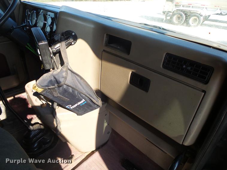 image for item DB7352 2007 International 9400i semi truck