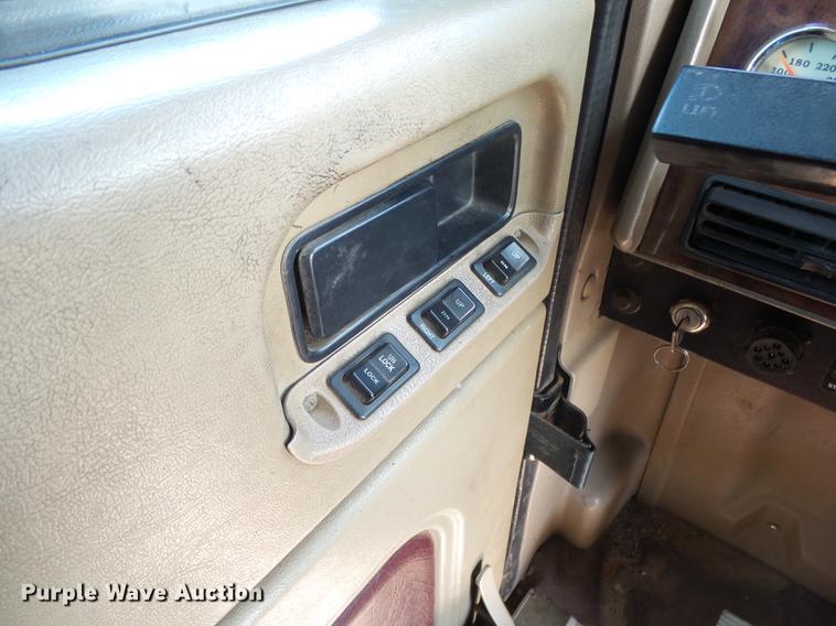 image for item DB7352 2007 International 9400i semi truck