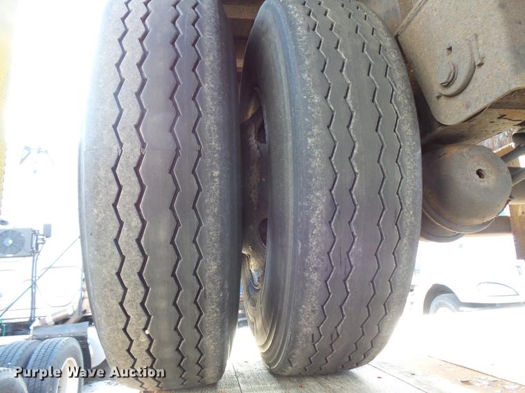 image for item DB8009 2002 Transcraft TL-2000-W2 flatbed trailer