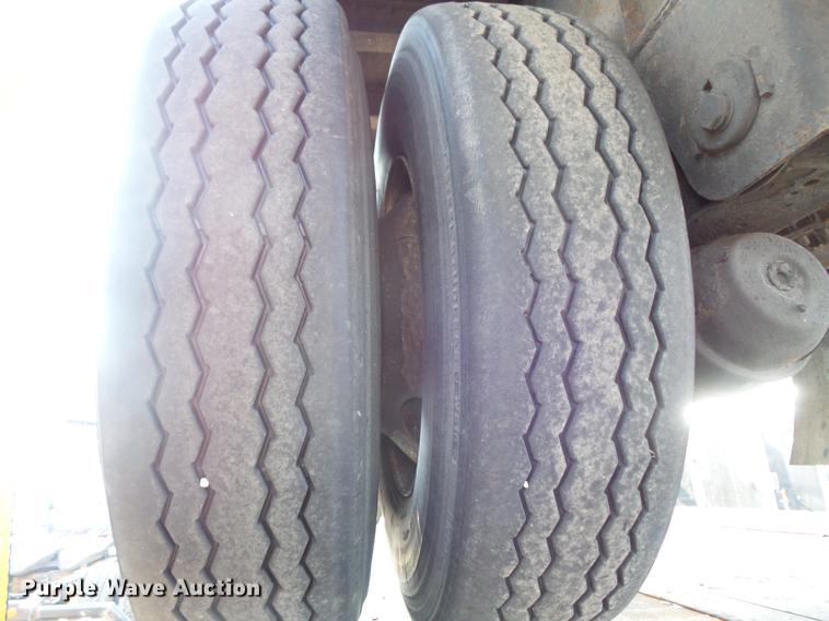 image for item DB8009 2002 Transcraft TL-2000-W2 flatbed trailer