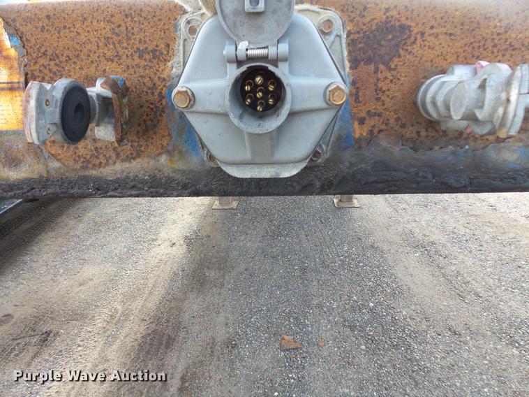 image for item DB8010 2006 Manac 10245A00 flatbed trailer