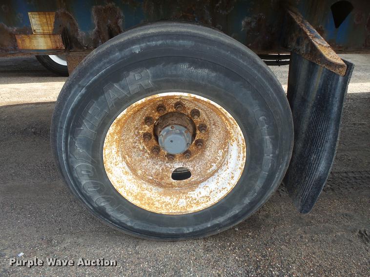 image for item DB8010 2006 Manac 10245A00 flatbed trailer