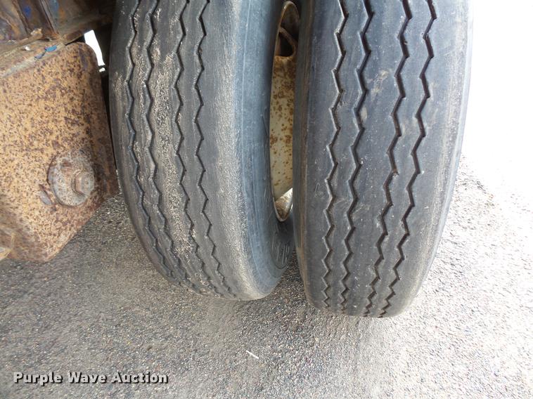 image for item DB8010 2006 Manac 10245A00 flatbed trailer