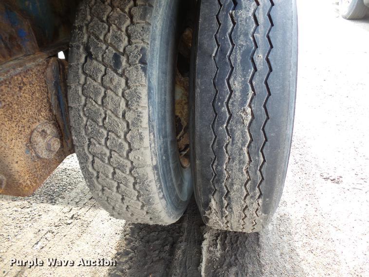 image for item DB8010 2006 Manac 10245A00 flatbed trailer