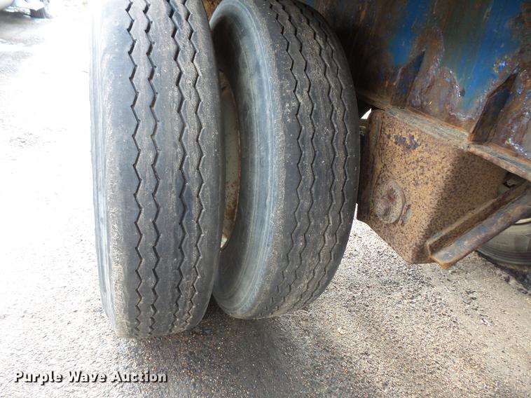 image for item DB8010 2006 Manac 10245A00 flatbed trailer