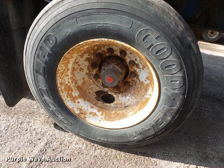 image for item DB8010 2006 Manac 10245A00 flatbed trailer