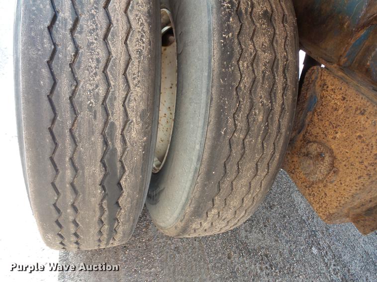 image for item DB8010 2006 Manac 10245A00 flatbed trailer