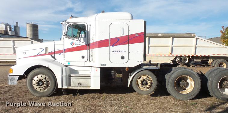 image for item DB8081 2000 Peterbilt 377 semi truck