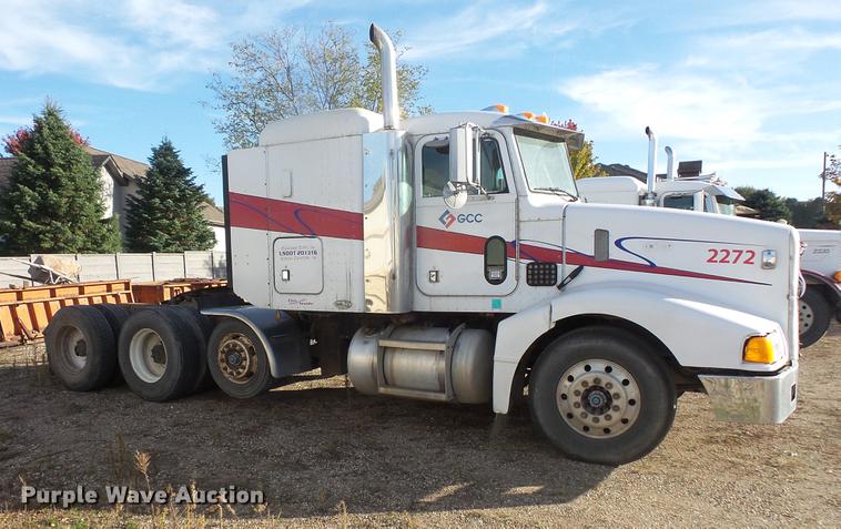 image for item DB8081 2000 Peterbilt 377 semi truck