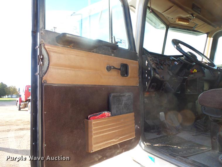 image for item DB8081 2000 Peterbilt 377 semi truck