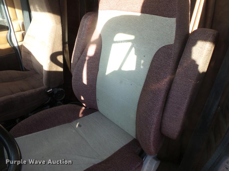 image for item DB8081 2000 Peterbilt 377 semi truck