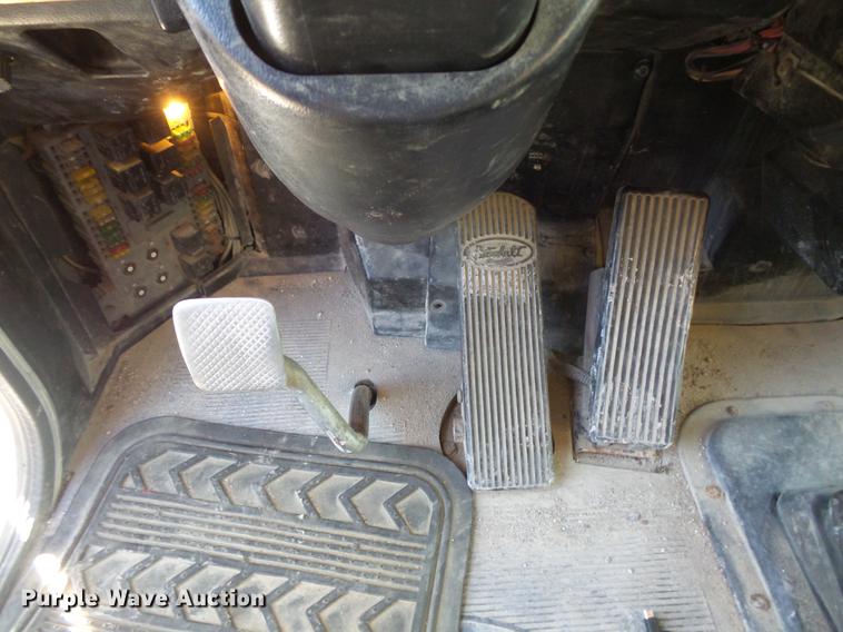 image for item DB8081 2000 Peterbilt 377 semi truck