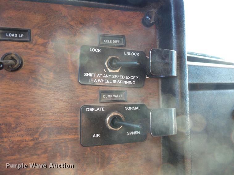 image for item DB8081 2000 Peterbilt 377 semi truck