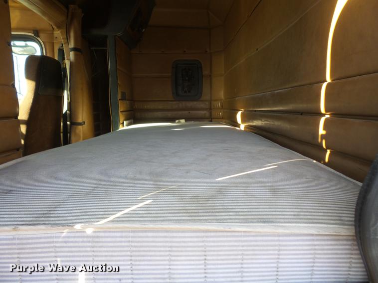 image for item DB8081 2000 Peterbilt 377 semi truck