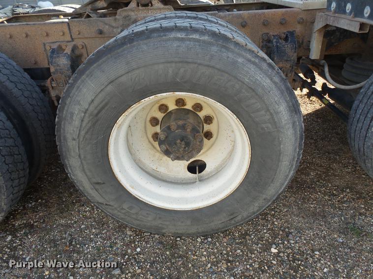 image for item DB8081 2000 Peterbilt 377 semi truck