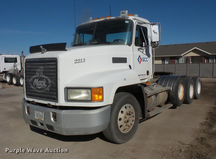 image for item DB8082 2001 Mack CH613 semi truck