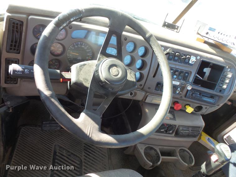 image for item DB8082 2001 Mack CH613 semi truck