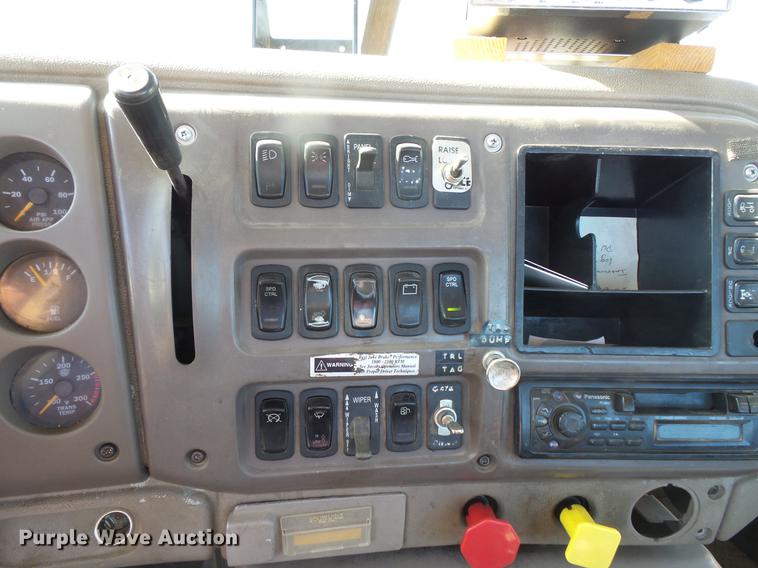 image for item DB8082 2001 Mack CH613 semi truck