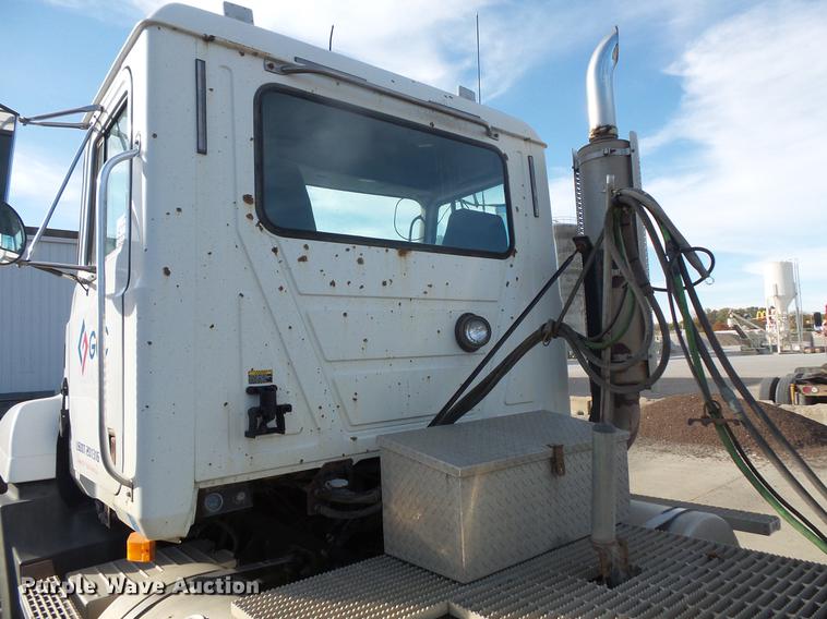 image for item DB8082 2001 Mack CH613 semi truck