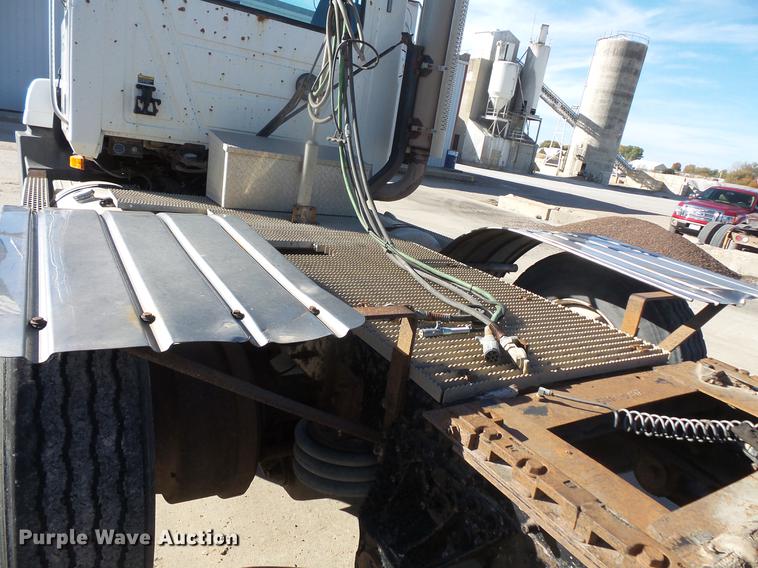 image for item DB8082 2001 Mack CH613 semi truck