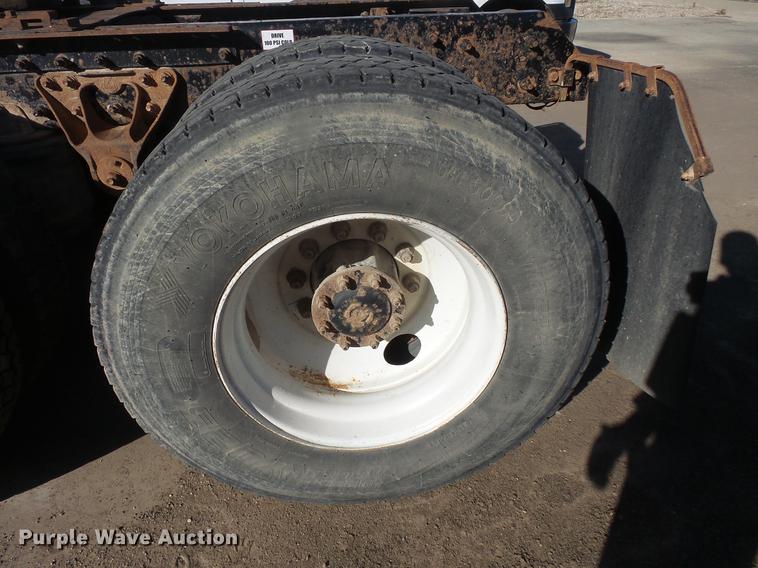 image for item DB8082 2001 Mack CH613 semi truck