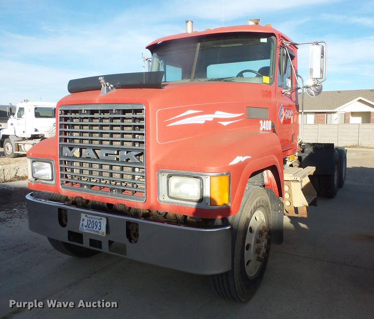image for item DB8083 2001 Mack CH613 semi truck