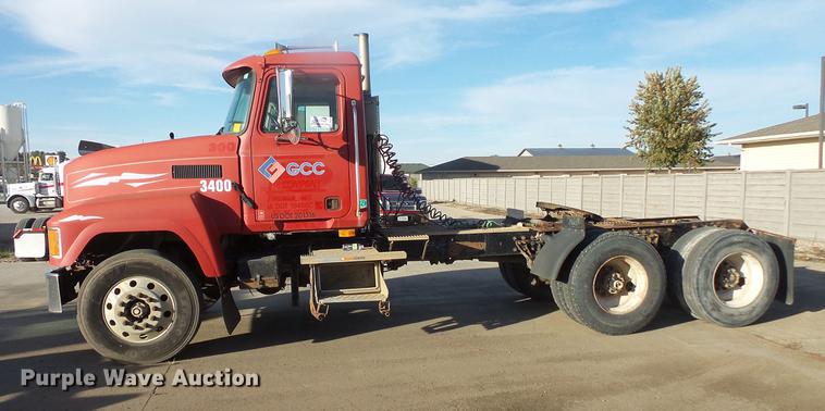 image for item DB8083 2001 Mack CH613 semi truck