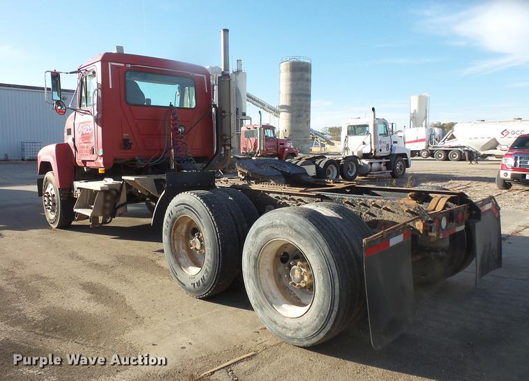 image for item DB8083 2001 Mack CH613 semi truck