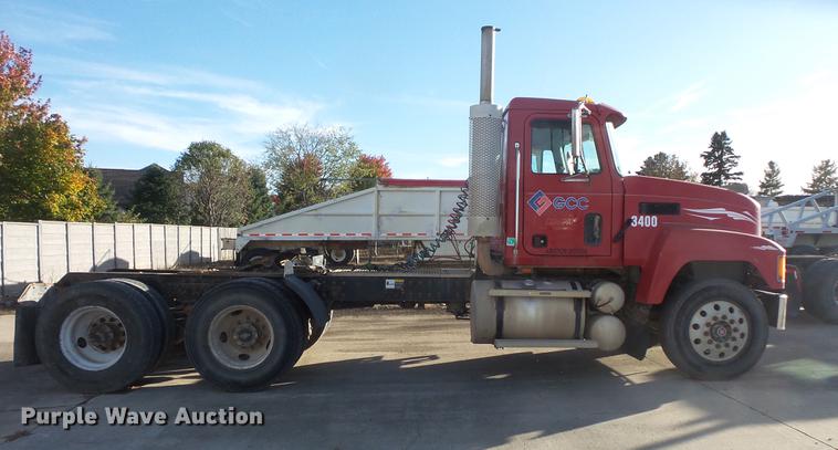 image for item DB8083 2001 Mack CH613 semi truck