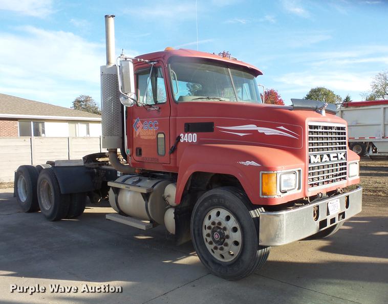image for item DB8083 2001 Mack CH613 semi truck