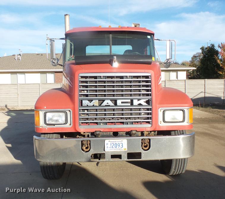 image for item DB8083 2001 Mack CH613 semi truck
