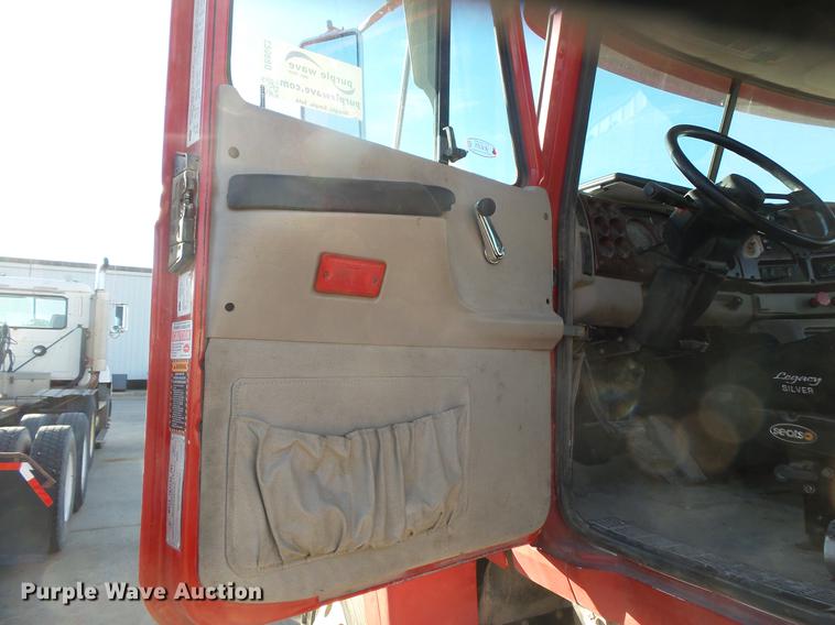image for item DB8083 2001 Mack CH613 semi truck