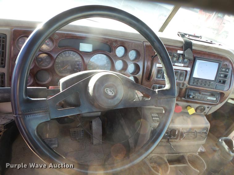 image for item DB8083 2001 Mack CH613 semi truck