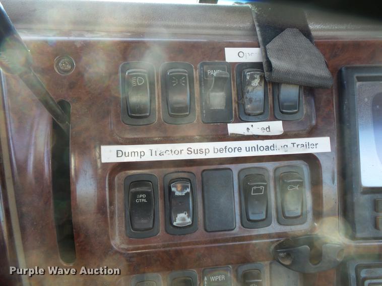 image for item DB8083 2001 Mack CH613 semi truck