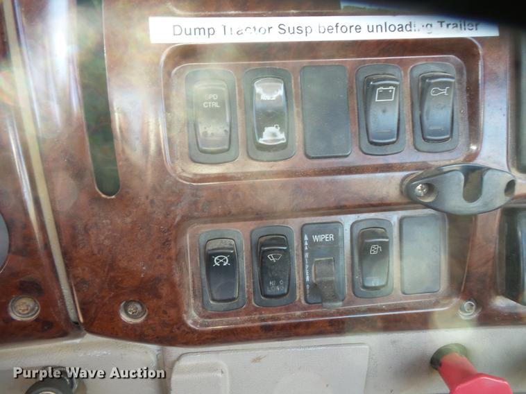 image for item DB8083 2001 Mack CH613 semi truck