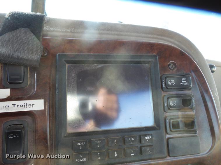 image for item DB8083 2001 Mack CH613 semi truck