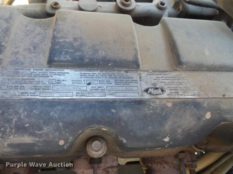 image for item DB8083 2001 Mack CH613 semi truck