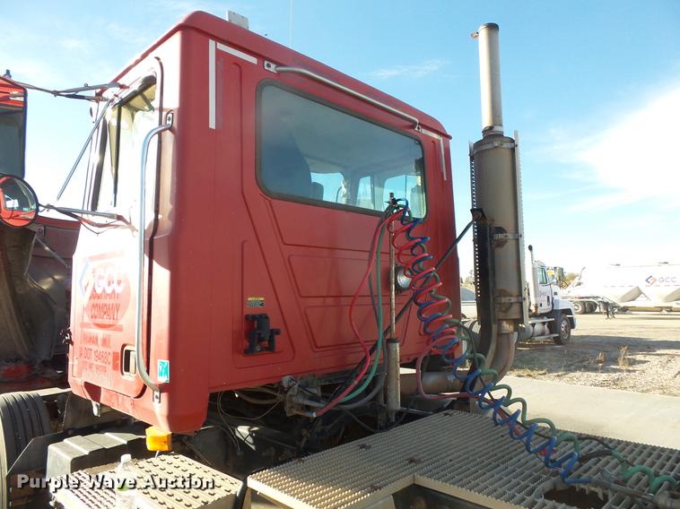 image for item DB8083 2001 Mack CH613 semi truck