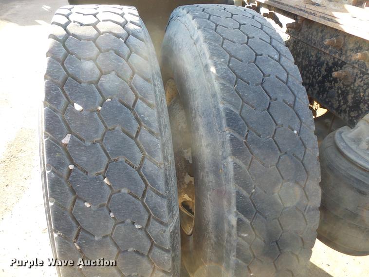 image for item DB8083 2001 Mack CH613 semi truck