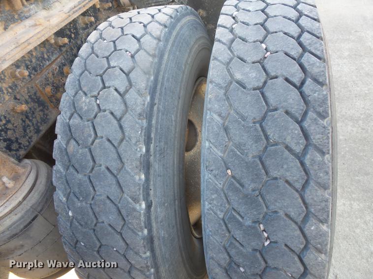 image for item DB8083 2001 Mack CH613 semi truck