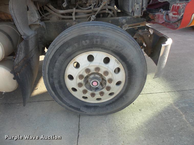 image for item DB8083 2001 Mack CH613 semi truck