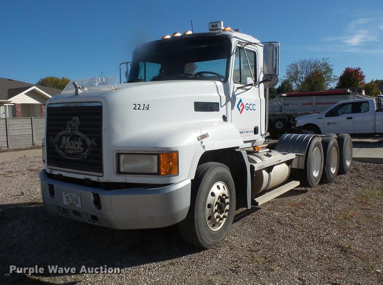 image for item DB8084 2000 Mack CH613 semi truck