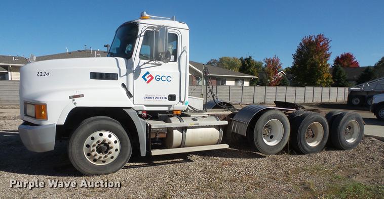 image for item DB8084 2000 Mack CH613 semi truck