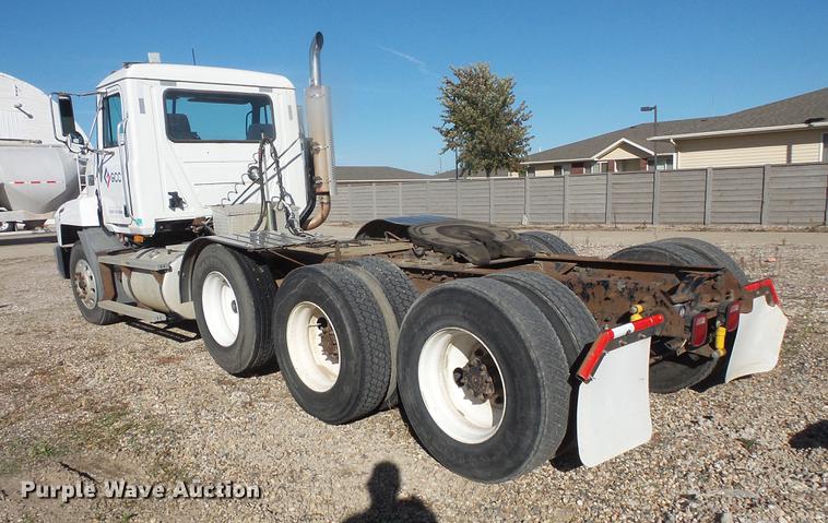 image for item DB8084 2000 Mack CH613 semi truck