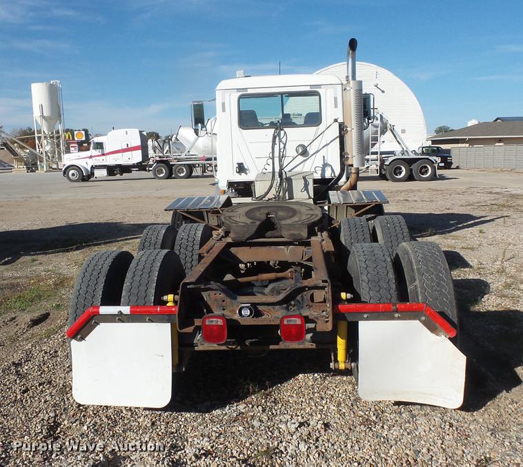 image for item DB8084 2000 Mack CH613 semi truck