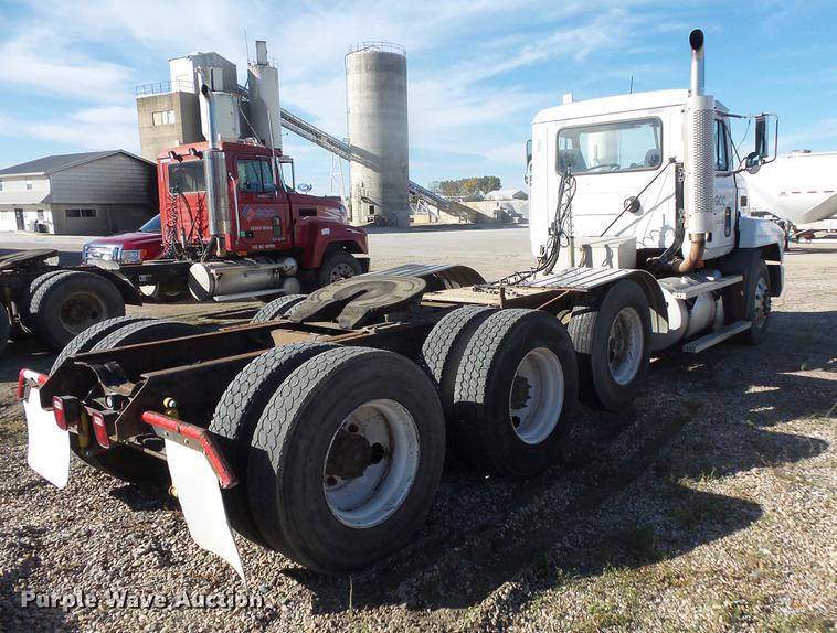 image for item DB8084 2000 Mack CH613 semi truck