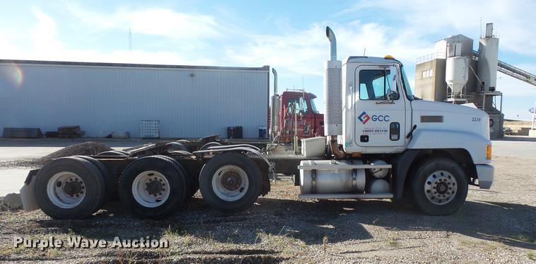 image for item DB8084 2000 Mack CH613 semi truck