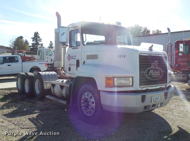 image for item DB8084 2000 Mack CH613 semi truck