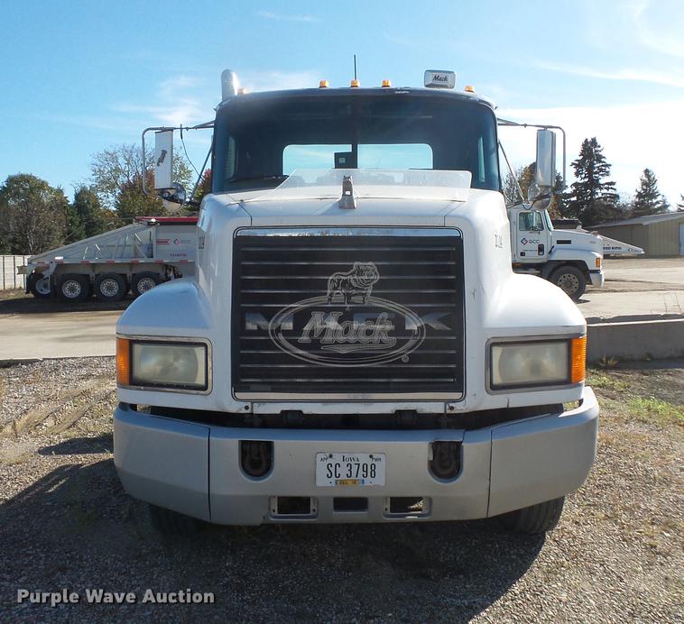 image for item DB8084 2000 Mack CH613 semi truck