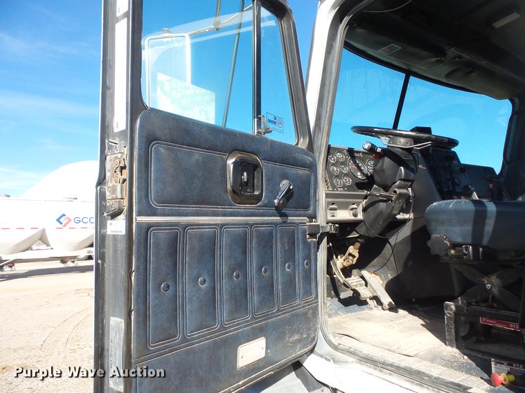 image for item DB8084 2000 Mack CH613 semi truck